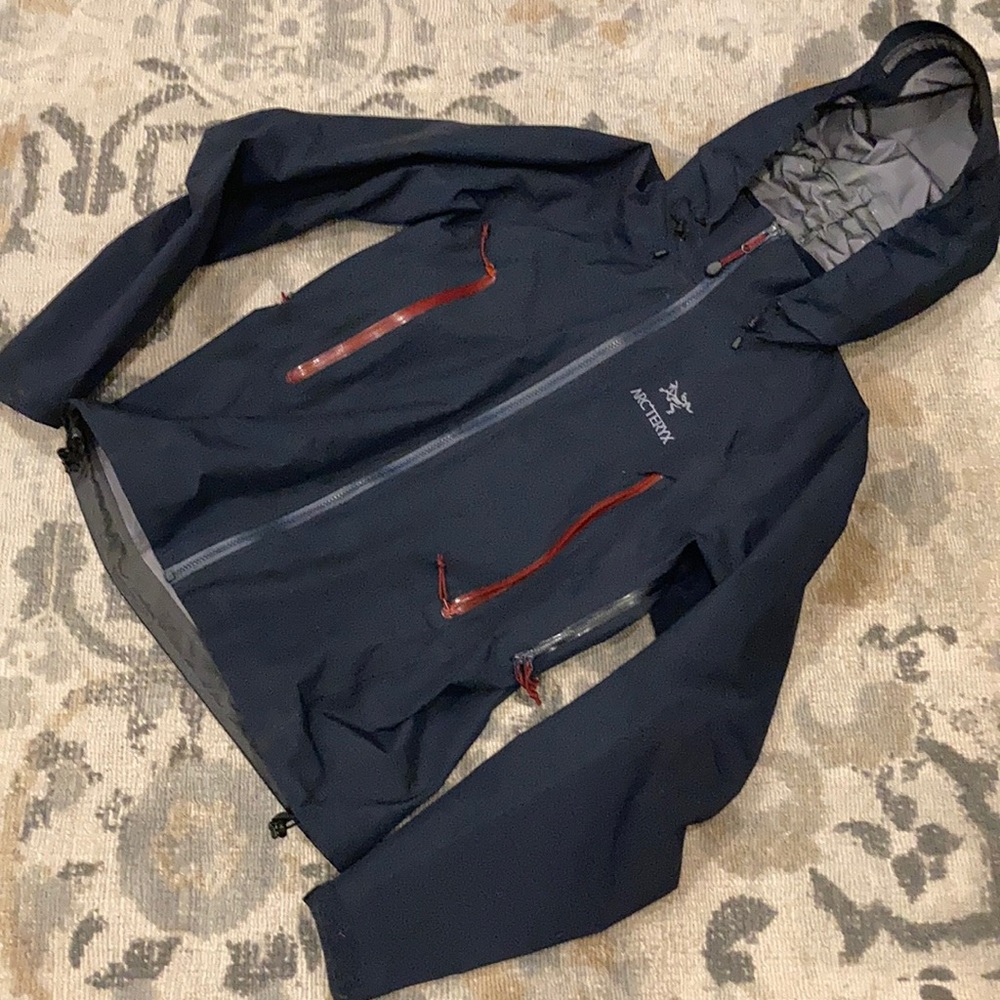 Arcteryx Beta AR men’s size Med in excellent used condition